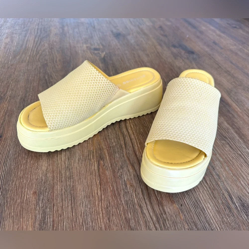 stitching Yellow platform leather sandals slides shoes sz 38 US 7-8 EUC